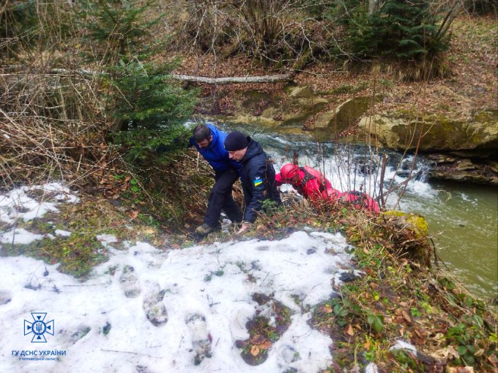 У річці Сірет знайшли потопельника: рятувальники підняли тіло на берег