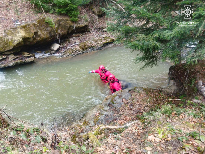 У річці Сірет знайшли потопельника: рятувальники підняли тіло на берег