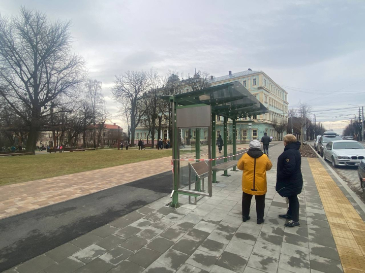 На Соборній площі у Чернівцях встановили нову зупинку