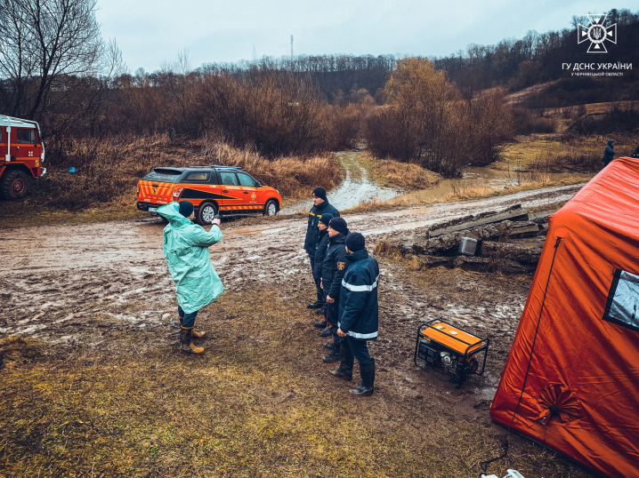 8-річну дівчинку, яка вчора впала у річку на Буковині, досі не знайшли: пошуки тривають