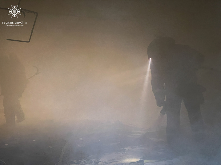 Через необережне паління ледь не загорівся під'їзд: у Чернівцях згорів підвал