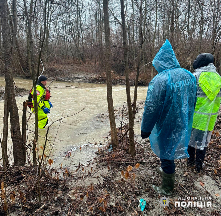 Течія ускладнює пошуки: на Буковині продовжують шукати дівчинку, яка впала у річку