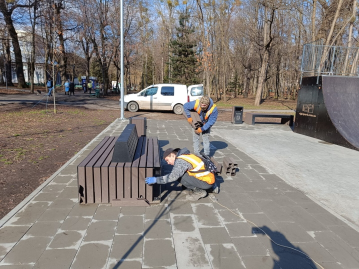У парку Шевченка в Чернівцях ремонтують новий скейт майданчик
