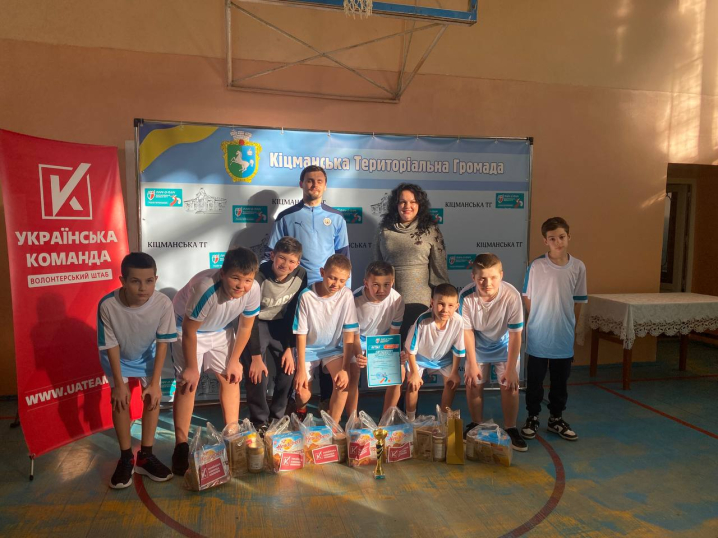 У Кіцмані волонтери "Української команди" передали школярам солодощі