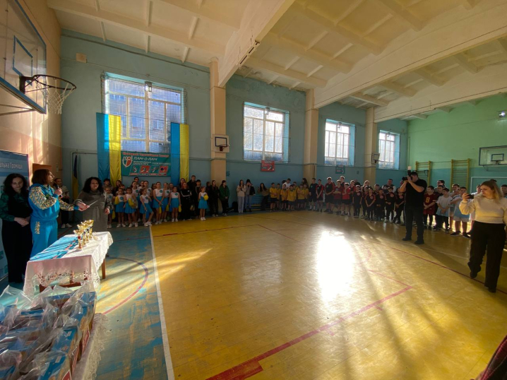 У Кіцмані волонтери "Української команди" передали школярам солодощі