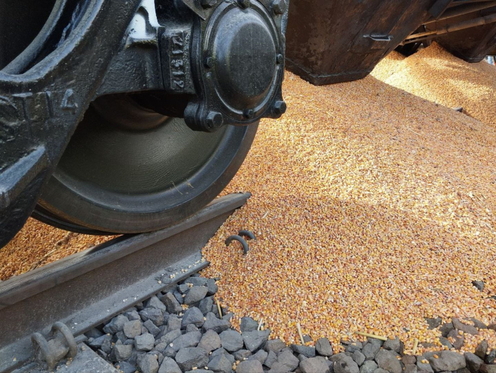 Поляки заблокували залізницю і висипають українське зерно з вагонів