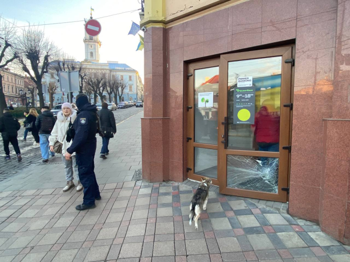 У центрі Чернівців чоловік розбив вхідні двері ПриватБанку