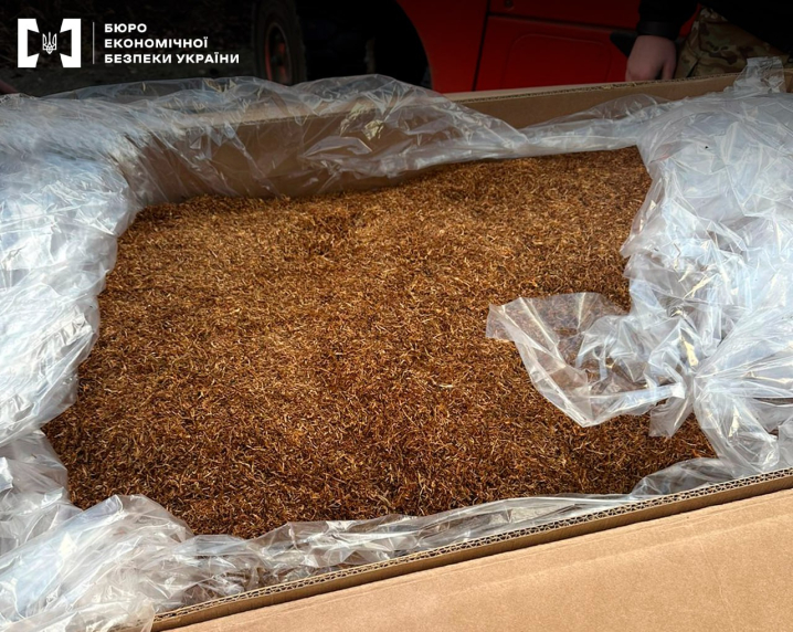 На території автобази у Чернівцях виявили причеп з 11 тоннами тютюну