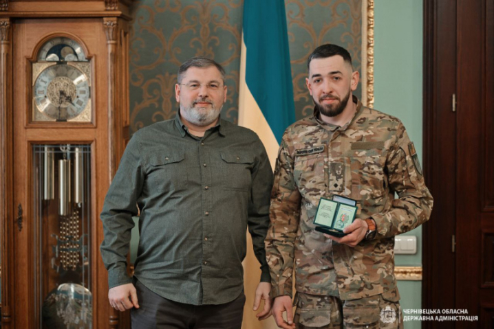 Двох бійців буковинської ТрО нагородили відзнаками "Вдячна Буковина"