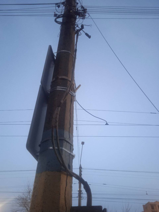 На вулиці Головній у Чернівцях на хіднику валяється обірваний кабель