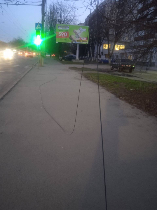 На вулиці Головній у Чернівцях на хіднику валяється обірваний кабель