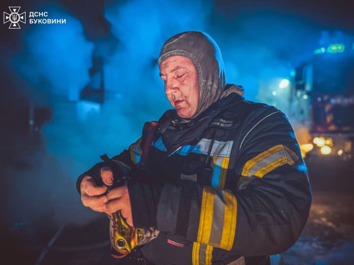Врятували з вогню двох людей: деталі масштабної пожежі на ринку у Чернівцях