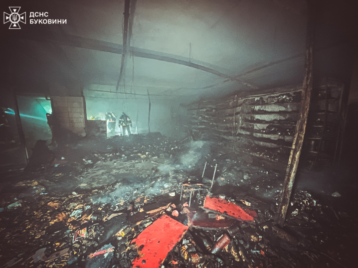 Врятували з вогню двох людей: деталі масштабної пожежі на ринку у Чернівцях