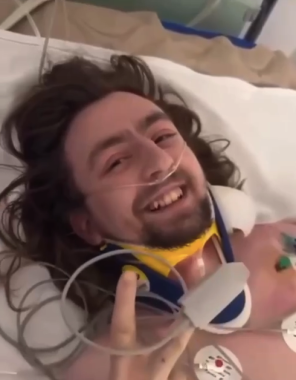Стан хлопця, який вистрибнув з 15-го поверху у Львові: з'явилося відео з лікарні