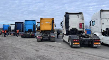 У відповідь на блокування кордону поляками, українські перевізники перекрили рух польським вантажівкам