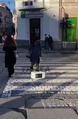На Центральній площі Чернівців жінка вигулювала мікрохвильовку на повідку