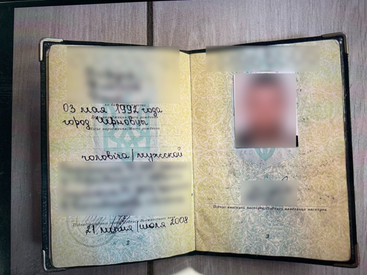 Придбав паспорт, щоб покинути країну: на Буковині прикордонники затримали чоловіка