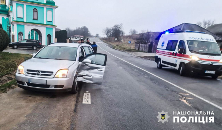 У селі Молниця на Буковині водій "Opel Vectra" влетів у зустрічне авто