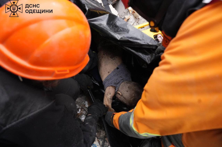 Жахливі фото: з-під завалів будинку в Одесі дістали загибле немовля 