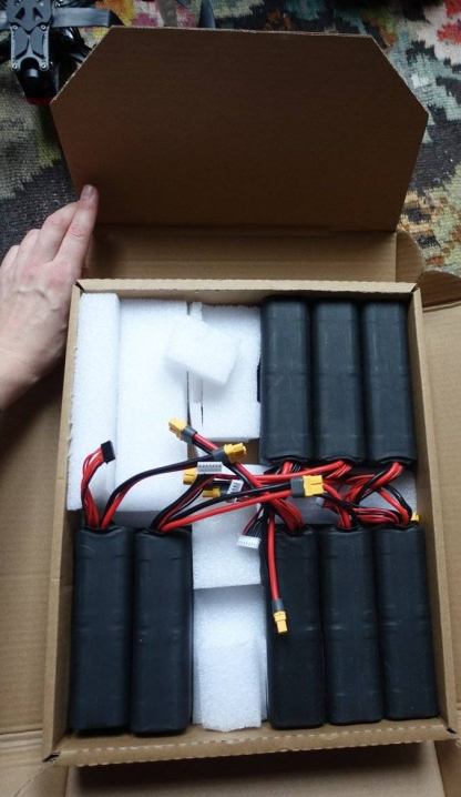 Чернівчанка Віолетта Олійник передала військовим 31 дрон, які вона власноруч збирає