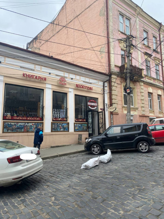 На вулиці Заньковецької у Чернівцях мішками з-під цукру бронюють місця для паркування