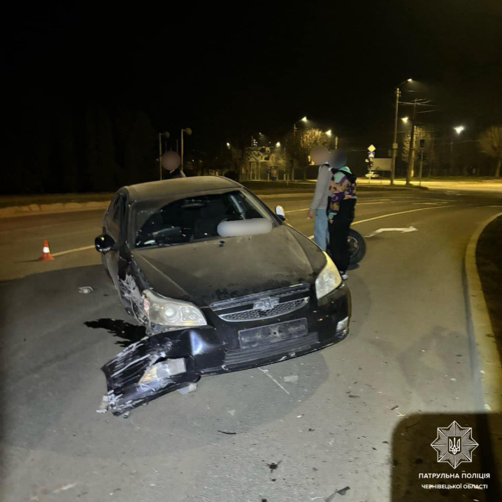 Авто розбите вщент: у Чернівцях п'яний водій збив вуличний ліхтар та дорожній знак