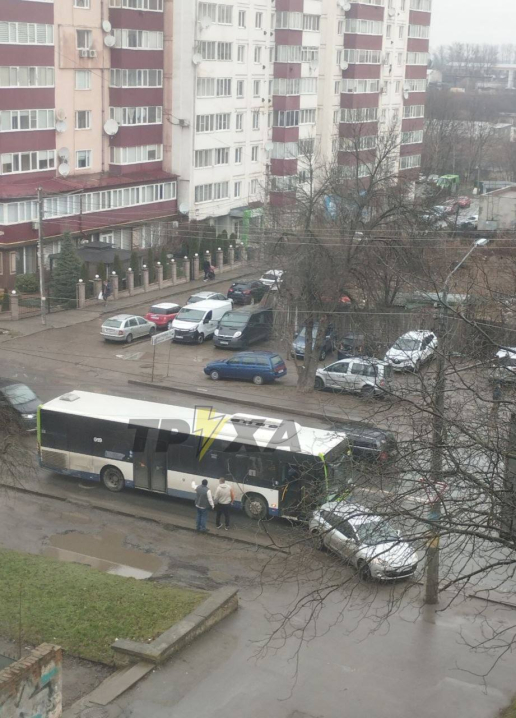 Зіштовхнулися легковик та маршрутка: у Чернівцях на Головній сталася аварія