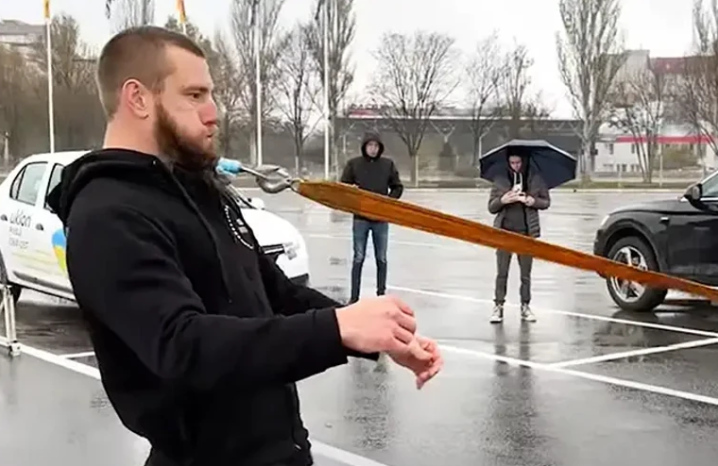 Українець протягнув бородою 2,5-тонний автобус: рекорд він присвятив Україні та ЗСУ