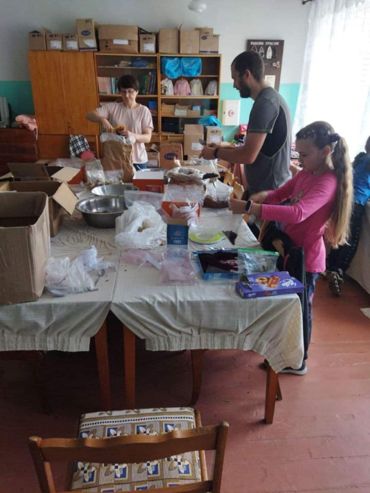 Волонтери з Новодністровська приготували і передали захисникам тисячі порцій «сухого борщу»