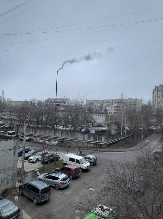 У Чернівцях жителі Алма-Атинської скаржаться на сморід паленої гуми