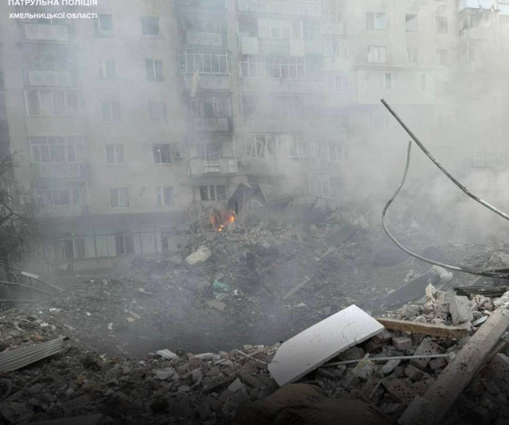Внаслідок ракетної атаки у Хмельницькому пошкоджені півтори сотні помешкань