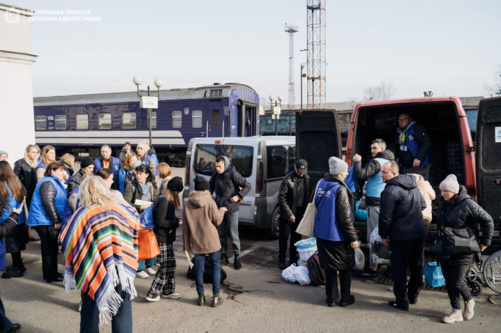 Втратили дім через обстріли росіян: на Буковину евакуювалися люди з Сумщини