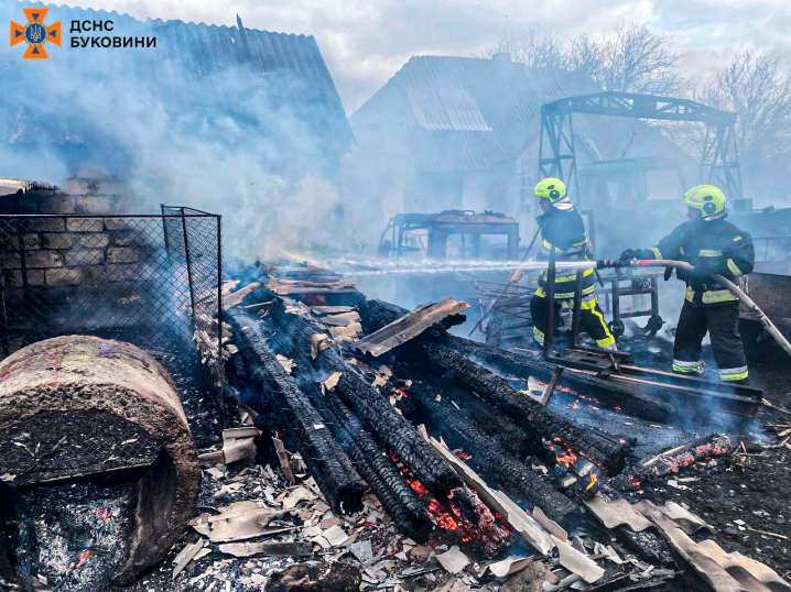 Господарі спалювали сміття, а вогонь перекинувся на будівлі: на Буковині сталося 12 пожеж