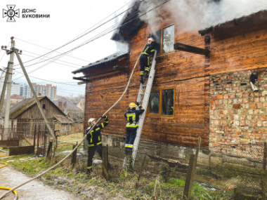 У Чернівцях сталася масштабна пожежа в житловому будинку, вогонь знищив кухню та котельню