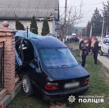 Троє дітей з травмами у лікарні: п'яний водій розніс паркан на Буковині