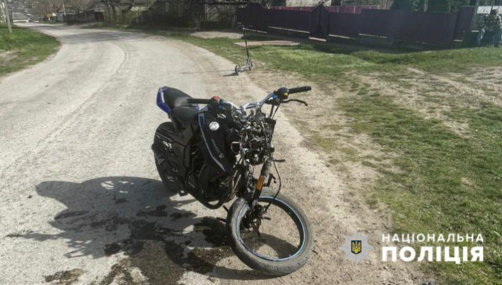 На Буковині зіштовхнулися авто і мотоцикл: травмований підліток у лікарні