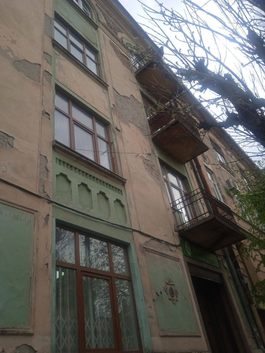 На Лесі Українки у Чернівцях обвалився  шматок фасаду з будинку