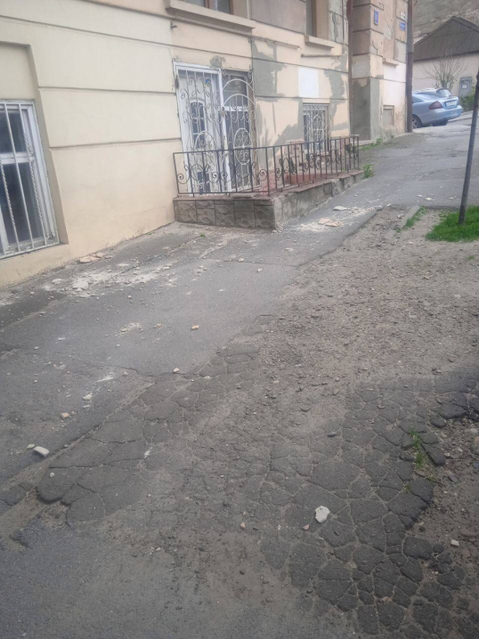 На Лесі Українки у Чернівцях обвалився  шматок фасаду з будинку