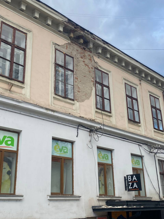 Великий шмат фасаду історичного будинку відвалився на тротуар на Заньковецької у Чернівцях
