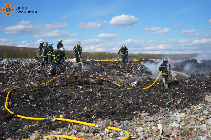 Горів гектар сміттєзвалища у Чернівцях: причина пожежі