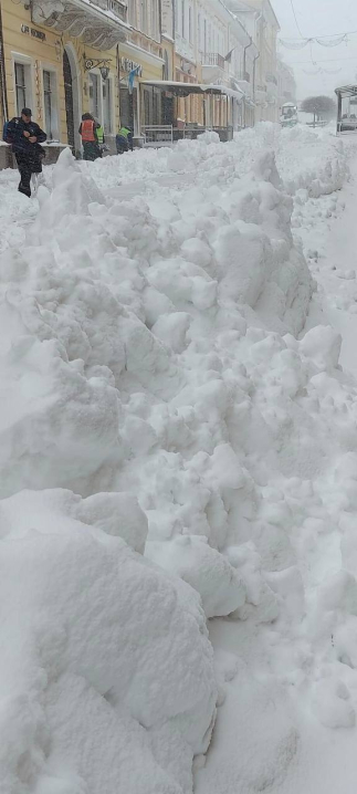 Рівно рік тому Чернівці по вуха замело снігом: показали вражаючі фото