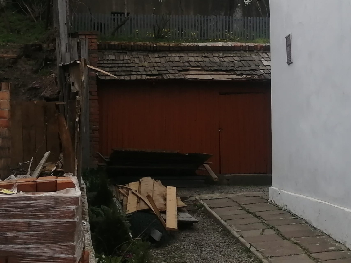 Впала огорожа музею Ольги Кобилянської в Чернівцях: подвір'я завалили будівельним сміттям