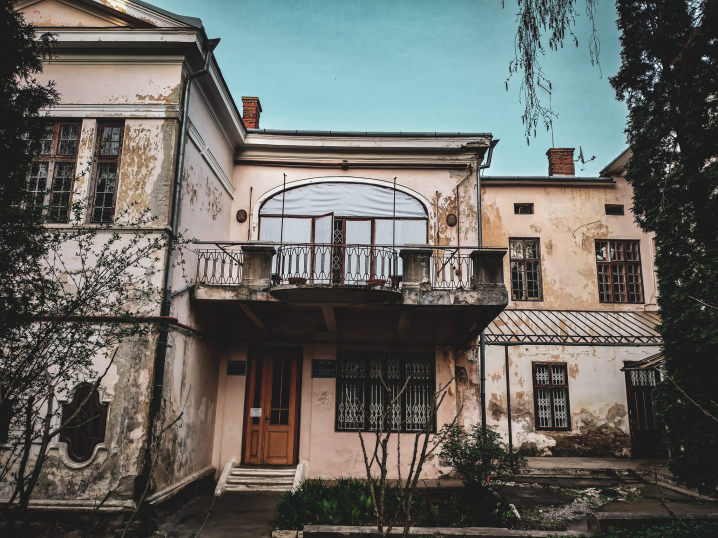 Столітня маркіза зберіглась на будівлі бібліотеки Добрянського у Чернівцях