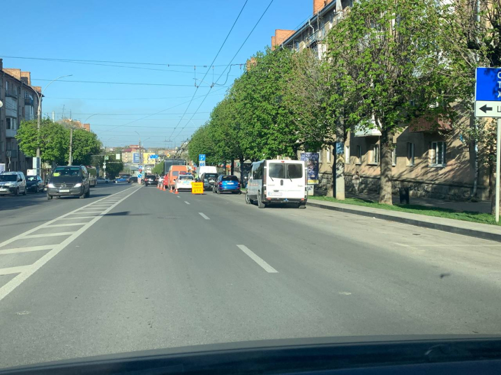 Водій тролейбуса №1 задом в'їхав у мікроавтобус на проспекті Незалежноті у Чернівцях