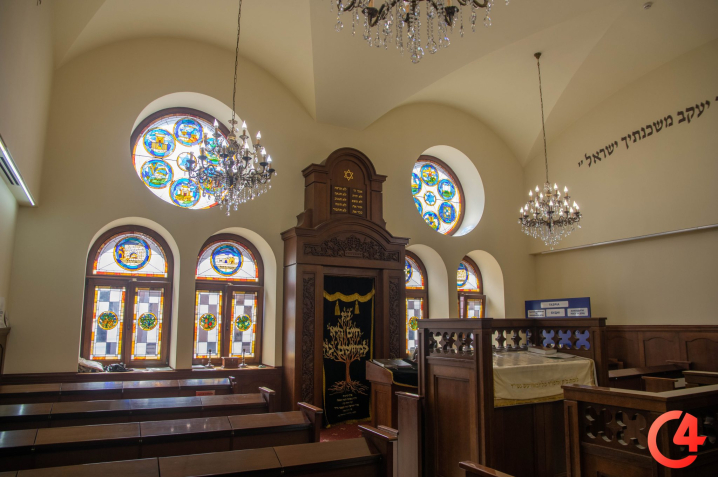 Митець Анатолій Федірко завершив виготовлення вітражів для головної синагоги Чернівецької області