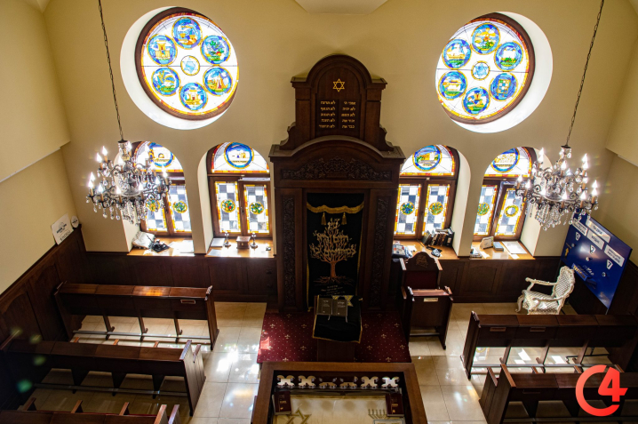 Митець Анатолій Федірко завершив виготовлення вітражів для головної синагоги Чернівецької області