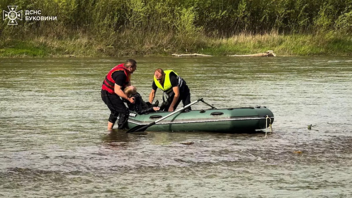 Рятувальники на Пруті дістали з води непритомну жінку