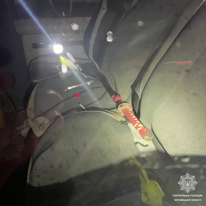 Самурай у Чернівцях: патрульні зупинили водія, який возив з собою катану