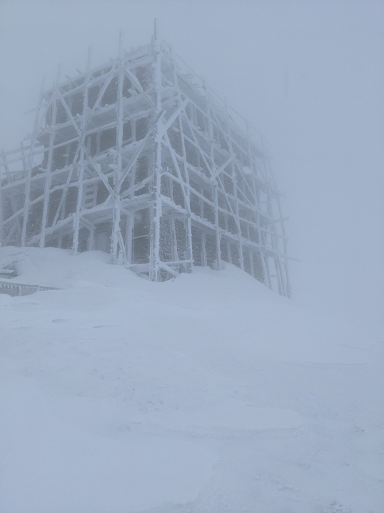 Гора Піп Іван вкрита кучугурами квітневого снігу
