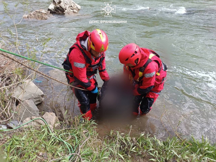 На Івано-Франківщині рятувальники витягнули з води двох потопельників